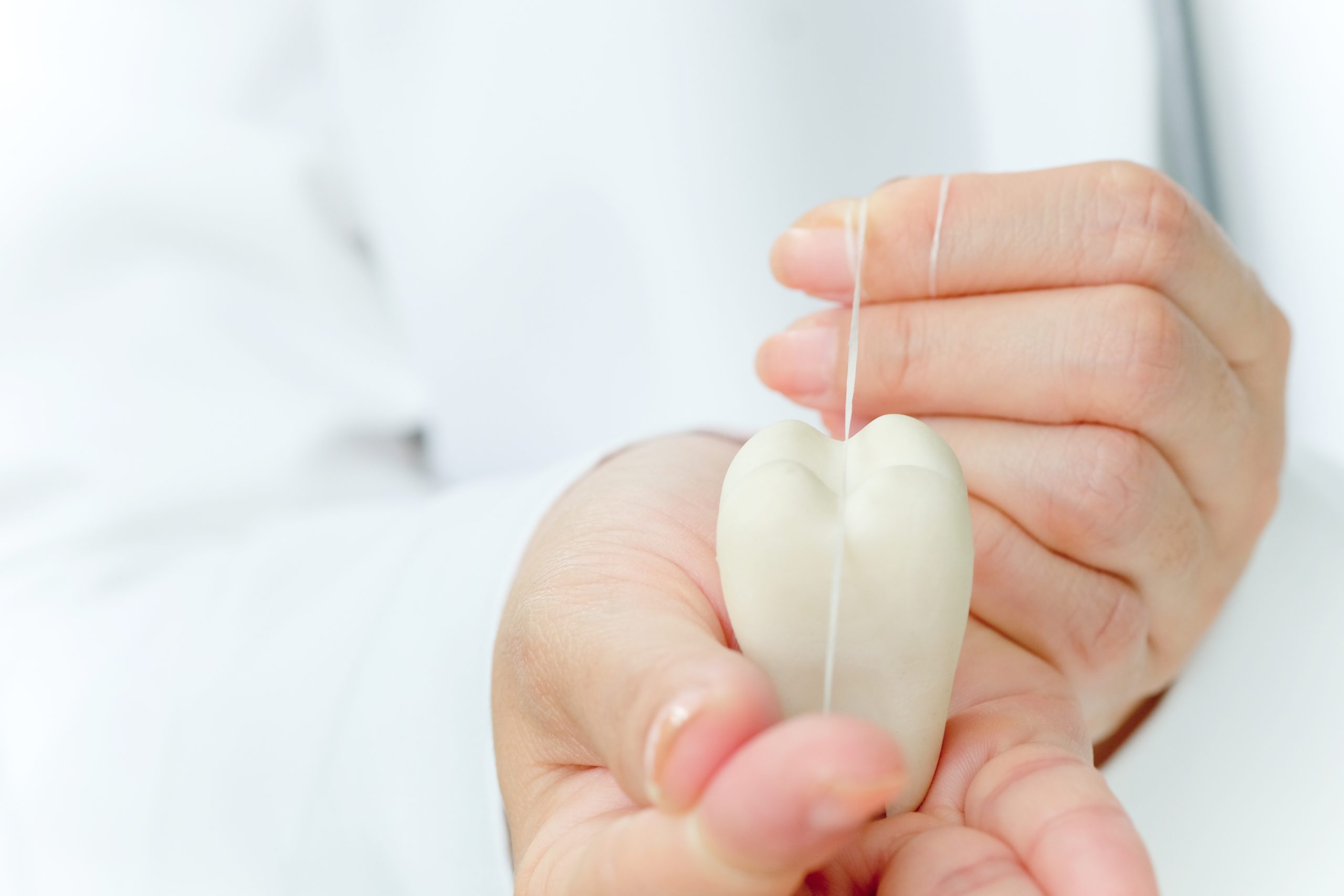 Todo lo que necesitas saber sobre el hilo dental
