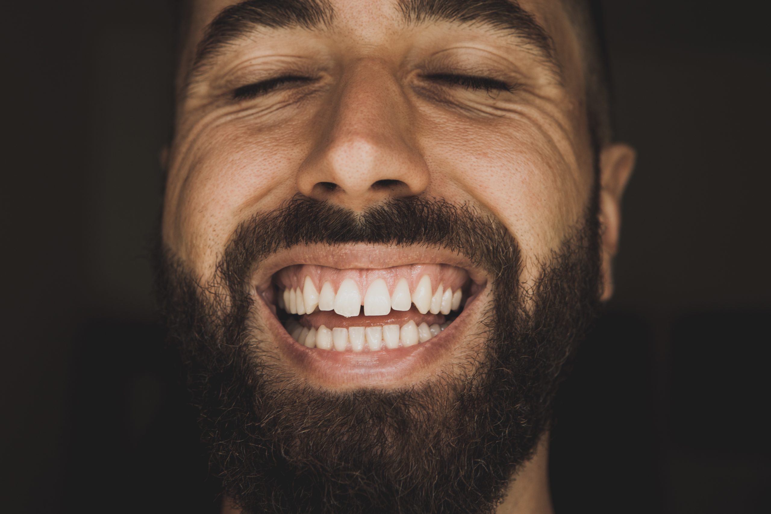 Cómo solucionar los espacios entre dientes
